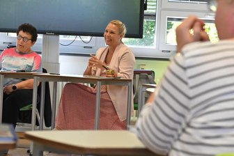 „Diese Erfahrung muss jeder selbst machen“: Was Seiteneinsteiger als Lehrer an Sachsens Schulen erleben - Reinhild Becher (links) und Susann Löffler bilden Seiteneinsteiger an Sachsens Schulen aus. „Ich habe einen Riesenberg an Fragen, die ich hier stellen kann“, sagt ein Kursteilnehmer.