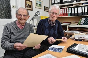 Diese Erzgebirger durften auf keiner Fete fehlen - Karl Glaser und Gottfried Schönfelder (l.) von der einstigen Spitzenkapelle BTO Bärenstein. Die beiden früheren Musiker haben den Ortschronisten ihrer Heimatgemeinde jetzt umfangreiches Material übergeben und über die Zeit der Tanzmusik in den Jahren nach dem Zweiten Weltkrieg berichtet.