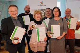 Diese Erzgebirger sollen jetzt das Welterbe vermitteln - Kevin Keller,Stephan Tabel, Silke Riedel, Renè Gutzmerow, Sabina Weißflog Und Michael Lohse (von links) haben sich zu Welterbe-Gästefühern qualifiziert.