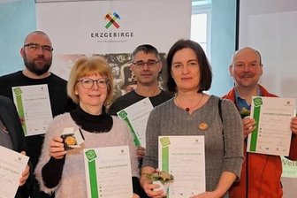 Diese Erzgebirger sollen jetzt das Welterbe vermitteln - Kevin Keller, Stephan Tabel, Silke Riedel, Renè Gutzmerow, Sabina Weißflog und Michael Lohse (von links) haben sich zu Welterbe-Gästeführern qualifiziert.