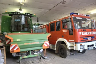 Diese Feuerwehr im Erzgebirge sieht plötzlich rot-grün - Die Leubsdorfer Feuerwehrtechnik steht aktuell in einer ganz besonderen Garage.