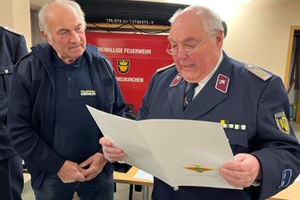 Diese Feuerwehr im Vogtland wird immer jünger - es liegt auch an einem alten Hasen - Für 60 Jahre Feuerwehrdienst wurde Bernd Taubert (links) von Wolfgang Jahn (rechts) geehrt.