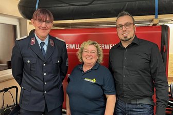 Diese Feuerwehrfrau aus dem Vogtland lässt alle Männer hinter sich - Ines Nävie (Mitte) hat die meisten Dienste 2023 in der Freiwilligen Feuerwehr Bobenneukirchen geleistet - das freut Ortswehrleiter RIco Steudel (links) und Bösenbrunns Bürgermeister Christian Klemet (rechts).