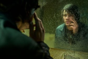 Diese Filme starten jetzt im Kino: „Return to Silent Hill“, „No Other Choice“ und „Der Schimmelreiter“ - Im trüben Spiegel sieht James Sunderland (Jeremy Irvine) nicht nur sich selbst. „Return to Silent Hill“ ist laut Kritikermeinung kein leicht konsumierbarer Genrebeitrag, sondern ein psychologischer Abstieg in Erinnerung und Schuld, der verstörend sei.