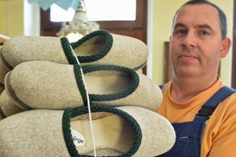 Diese Filzpantoffel tragen auch Franzosen - Die Filzschuhe aus der Firma Seidel sind legendär: Gregor Haase führt die seit 1927 bestehende Produktion in Cranzahl fort. Hier hat er eine Bestellung umweltfreundlich als Bündel fertiggemacht.