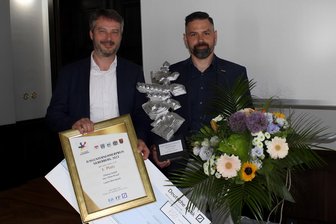 Diese Firma aus Lauter hat den Jungunternehmerpreis des Städtebundes Silberberg gewonnen - Bürgermeister Kunzmann (links) überreicht Omeras-Geschäftsführer Oliver Knauf den Jungunternehmerpreis. Foto: Sebastian Broers