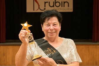 Diese Frau ist mit 70 Weltmeisterin und Trainerin im Line Dance: „Es macht mir einfach Riesenspaß“ - Sylvia Gell hat als frischgebackene Weltmeisterin im Line Dance jetzt eine Trainingsgruppe bei der TSG Rubin Zwickau übernommen.