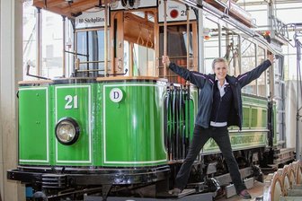 Diese Frau stoppt 21 Tonnen mit bloßer Muskelkraft - Den historischen Triebwagen 21 hat Antje Müller auf ihrer Liste: die Fahrausbildung auf dem knapp 120 Jahre alten Gefährt will sie so schnell wie möglich ablegen.