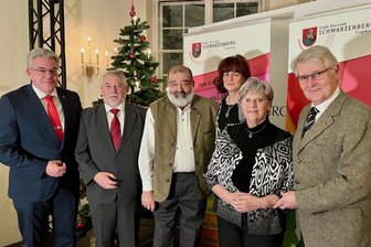 Diese fünf Schwarzenberger können sich aus gutem Grund silberne Ehrennadel der Stadt ans Revers heften - OB Ruben Gehart (l.) mit den fünf Preisträgern des „Schwarzenberger Edelweiß“ 2025.