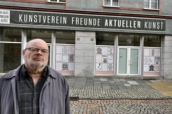 „Diese Galerie könnte auch in Berlin oder Leipzig sein“ – Preis für Gründer der Zwickauer Freunde aktueller Kunst - Klaus Fischer vom Verein „Freunde aktueller Kunst“ vor der Galerie des Kunstvereins in der Zwickauer Hauptstraße.