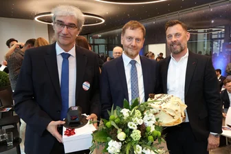 Diese Geschenke hat Michael Kretschmer in Zwickau zum Geburtstag bekommen - WHZ-Rektor Stephan Kassel (links) und Gastgeber Matthias Krauß (rechts) gratulierten Michael Kretschmer zum Geburtstag.