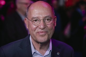 Diese gute Nachricht gibt es für Gregor-Gysi-Fans im Vogtland - Gregor Gysi ist Stammgast im König-Albert-Theater.