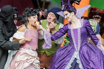 Diese Highlights verspricht die Premiere von Snow White and Me in Zwickau - Elisabeth Birgmeier (links) als Schneewittchen zusammen mit Melanie Gebhard als böse Königin „Endora“.