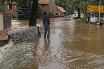 Diese Hochwasserschutz-Projekte in Mittelsachsen sind gestoppt - In Mulda stößt der Chemnitzbach auf die Freiberger Mulde, deshalb ist das Ortszentrum schnell großflächig überflutet. (Archivbild von 2002).