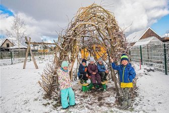 Diese Hütte im Erzgebirge wächst von ganz alleine - Das Weidenhäuschen ist inzwischen deutlich größer als die Kinder aus der Mäusekiste. Von links: Ida Müller, Hannes Päßler, Lina Branß, Fabian Kreßner und Moritz Fröhlich. 