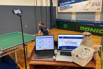 Diese Innovation könnte dafür sorgen, dass der Tischtennisverein Tirpersdorf noch früher mit dem Kindertraining anfangen kann - So sieht es im Training aus, wenn mit Hilfe von besonderen Bällen mit schwarzen Punkten, einer App auf dem Smartphone und einer Kamera erstmals zum Beispiel die Umdrehungen sowie Geschwindigkeit der Bälle gemessen wird.