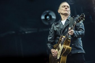 Diese internationalen Stars kommen 2025 nach Sachsen - Bryan Adams bei einem Auftritt in Dänemark letztes Jahr. Kanadas beliebtester Rockexport kommt im Sommer nach Chemnitz.