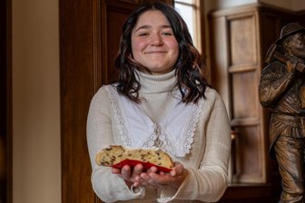 Diese junge Frau ist das neue Stollenmädchen im Erzgebirge - Lena Andres ist das neue Stollenmädchen der Annaberger Backwaren GmbH.