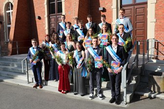 Diese jungen Leute haben ihr Abitur in Penig bestanden - Sie haben ihr Abitur in der Tasche: oben von links: Benjamin Bocklisch, Jannes Grädtke, Kurt Arne Sehm, Carlo Luis Eichler, Silas Bernhard Müller; 2. Reihe oben von links: Rudolf Hutschenreiter, Frans Arno Hölzel, Martha Leuschke, Nelly Bernhardt, Justus Grüneberg; 2. Reihe von unten von links: Vanessa Sachse, Sandra Birkholz, Lara-Sophie Edith Höhne; untere Reihe von links: Marcel Dietrich, Caroline Henzinger, Tabea Coleen Wolf, Leon Herbert Dietrich, Johannes Hermann Keiper.
