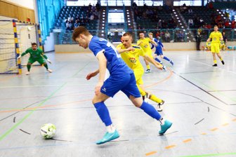 Diese Kicker aus dem Erzgebirge haben es in die Endrunde der Futsal-Landesmeisterschaft geschafft - Quentin Schubert (vorn) vom VfB Annaberg erzielte gegen Marienberg das 1:0.