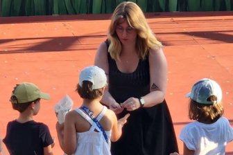 Diese kleine Überraschung gibt es nach „Peter Pan“ auf der Seebühne Kriebstein - Dramaturgin Catharina Jacobi verteilt nach der „Peter Pan“-Vorstellung Feenstaub.