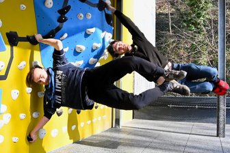 Diese Kletterwand in Mittweida haben alle im Griff: Kinder, Profis und Rolli-Fahrer - Auch das geht mit viel Kraft an der neuen Boulderwand in Mittweida. Alex (vorn) und Joshi kommen von Parkour-Sport.