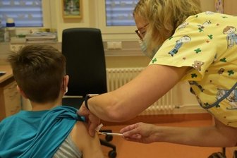 Diese Kliniken impfen auch Kinder - Am Helios-Klinikum in Aue hat es bereits am 18. Dezember eine Impfaktion für Kinder im Alter ab fünf Jahren gegeben. Nun will auch die Helios-Klinik in Leisnig ein eigenes Impfzentrum einrichten. Ob dort ab Januar auch Kinder geimpft werden können, ist noch unklar.