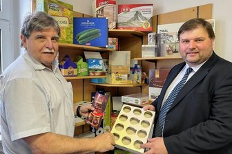 Diese Lebensleistung ist nicht von Pappe - Geschäftsführer-Wechsel im Kartonagewerk Schwarzenberg - Christian Bleyl (l.) mit seinem Nachfolger Maik Leonhardt.