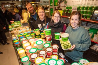 Diese Leckereien gibt es auf dem Europäischen Bauernmarkt in Plauen - und das kosten sie - Wenn Omas Rezepte Familiensache sind: Nicole Simon, Kristin Simon, Janine Henke und Christian Simon packen beim Europäischen Bauermarkt alle mit an.