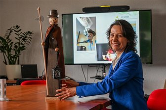 Diese Lichtenauer Firma steckt hinter den dampfenden Räuchermännern - IfU-Geschäftsführerin Antje Wilhelms zeigt den etwa 70 Zentimeter großen Räuchermann der Firma Saico aus dem Erzgebirge. Damit er dampfen kann, hat die Ottendorfer Firma eine elektronische Vorrichtung gebaut.