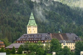 Diese Luxusherbergen in Sachsen gehören zu den „101 besten Hotels in Deutschland“ - Es ist das erste Hotel, in dem zwei G7-Gipfel stattfanden - und nun ist Schloss Elmau auch zum deutschen „Hotel des Jahres 2025“ gekürt worden.