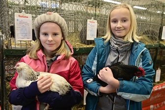 Diese Mädchen machen Hoffnung: Verein im Vogtland freut sich über Nachwuchs - Zum Züchternachwuchs in Bad Elster gehören Zoe Wunderlich (links) und Laura Millermann.