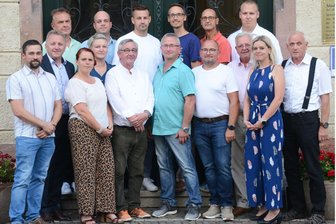 Diese Männer und Frauen entscheiden über Lunzenaus Zukunft - Der Stadtrat von Lunzenau. Untere Reihe, von links: Steven Bertl, Bürgermeister Ronny Hofmann, Carmen Petrus, Anne Liebing, Dietmar Irmscher, Karsten Friedemann, Ronny Hummitzsch, Michael Sterzl, Stefanie Kremkow, Peter Jahr. Obere Reihe, von links: Frank Tartsch, Frank Baier, Tommy Haeder, Alexander Putzschke, Axel Putzschke und Hauke Hilbert. Es fehlt Ingrid Dänschel.