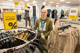 Diese Modekette betreibt in Plauen jetzt ein Outlet - Nick Penzold ist Filialleiter im neuen „Mister*Lady“-Outlet im Plauener Elster-Park.