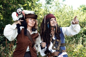 Diese Mühlauer Familie lebt Filme, Mangas und Fantasy: Ein Glücksdrache aus Wolle und Jack Sparrow auf dem E-Scooter - Gern verkleiden sich Katrin und Simon Orrell, hier als Piraten-Kapitän Jack Sparrow aus „Fluch der Karibik“ und seine Frau. Auf der Schulter sitzt ein selbst gefilzter Affe.