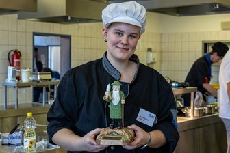 Diese Nachwuchsköchin aus dem Vogtland hat‘s der Konkurrenz gezeigt: Marie Hakim gewinnt den ersten „Moosmann-Pokal“ - Marie Hakim darf sich über den ersten „Moosmann-Pokal“ freuen.