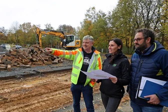 Diese neue Attraktion erwartet Besucher in der nächsten Saison an der Talsperre Pöhl - Planer Matthias Röseler (links) vom Ingenieurbüro Bräunel erklärt Elisabeth Blüml-Fuchs und Martin Teyke vom Talsperrenzweckverband den Bauablauf.