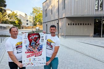 Diese Neuerungen bringt das Finale der Enduro-Weltmeisterschaft in Zschopau mit sich - Jens Horn (links) und Michael Keil vor dem neuen Zschopauer Bürgersaal, der beim Finale der Enduro-WM im Oktober eine zentrale Rolle spielen wird.