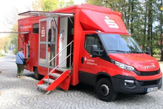 Diese neun Filialen schließt die Sparkasse Mittelsachsen - Ein Sparkassenmobil auf Tour durch Mittelsachsen.