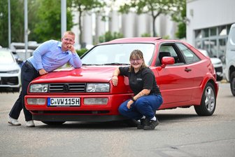 Diese Oldtimer rollen am Wochenende durchs Erzgebirge und das Vogtland - VW Chemnitz hat beim Azubi-Projekt einen VW Corrado aufarbeiten lassen. Im Bild: Sarah-Josephine Steinert und Luca Döhring.