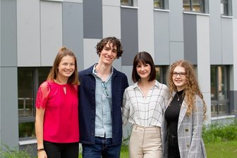 Diese Plauener bestanden das Abi mit 1,0 - Nicht nur die drei Lessing-Gymnasiasten Bonifác Almási, Luisa Baumgärtner (2. von rechts) und Emilia Fischer (rechts) haben einen Abitur-Durchschnitt von 1,0 zu bieten. Auch Lisa Klein (links) hat in jedem Fach eine glatte Eins.
