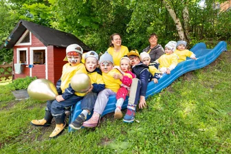 Diese Plauener feiern ein fröhliches Kinderfest - Die Tagesmütter Maria Fischer, Jacqueline Stemmann und ihre kleine Rasselbande feierten am Freitag ein fröhliches Fest.