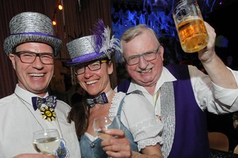 Diese Plauener sind faschingsverrückt: So vergnügt wollen sie in den kommenden Tagen im Malzhaus durchstarten - Willy Dreise (rechts) ist seit sechs Jahrzehnten aktiv in der Fünften Jahreszeit unterwegs. Mit den Faschings Freunden Vogtland feiert er im Malzhaus zwei feuchtfröhliche Partys. Zum Auftakt treiben es die Weiber bunt.