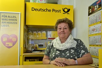 Diese Postfiliale im Vogtland schließt - doch es gibt eine gute Nachricht - Mit ein wenig Wehmut geht Gerda Müller in den Ruhestand.