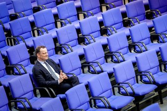 Diese Probleme hat Jens Spahn - Jens Spahn, Vorsitzender der Unionsfraktion, im Plenarsaal des Bundestages. „Wenn es etwas gäbe, dass ich mir nicht verzeihen könnte, säße ich jetzt nicht hier“, sagt er.