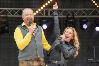 Diese Promis sorgten 2025 im Vogtland für Schlagzeilen - Stefanie Hertel mit Sänger und Entertainer Ross Antony bei ihrem Open Air am Pfingstsonntag 2025 in der Vogtland-Arena in Klingenthal.