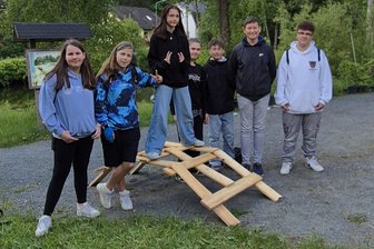 Diese Schüler aus dem Vogtland bauen Brücken wie Leonardo da Vinci - Brückenbau ohne Nägel und Schrauben: Adorfer Oberschüler zeigten im Walderlebnisgarten Geschick.