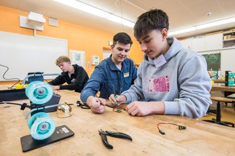 Diese Schüler im Erzgebirge haben ein Date: So soll es bei der Berufswahl besser klappen - Zum „Tag der Berufe“ an der Oberschule Aue-Zelle gab es auch einen Workshop im Löten.
