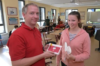 Diese Schule im Erzgebirge hat einen Schulsanitätsdienst - Frank Seltmann vom DRK  mit Judith Kühn, die sich vorstellen kann, später beruflich als Notfallsanitäterin tätig zu sein.