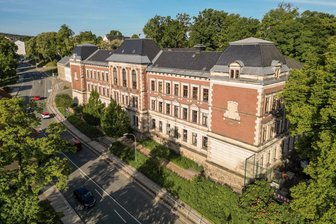 Diese Schule im Vogtland erhält einen neuen Namen: „Ich habe sehr lange darum gekämpft“ - Die Grundschule in Falkenstein erhält ab August einen neuen Namen. Bislang ist die Schule nach der vorbeiführenden Hauptstraße benannt.